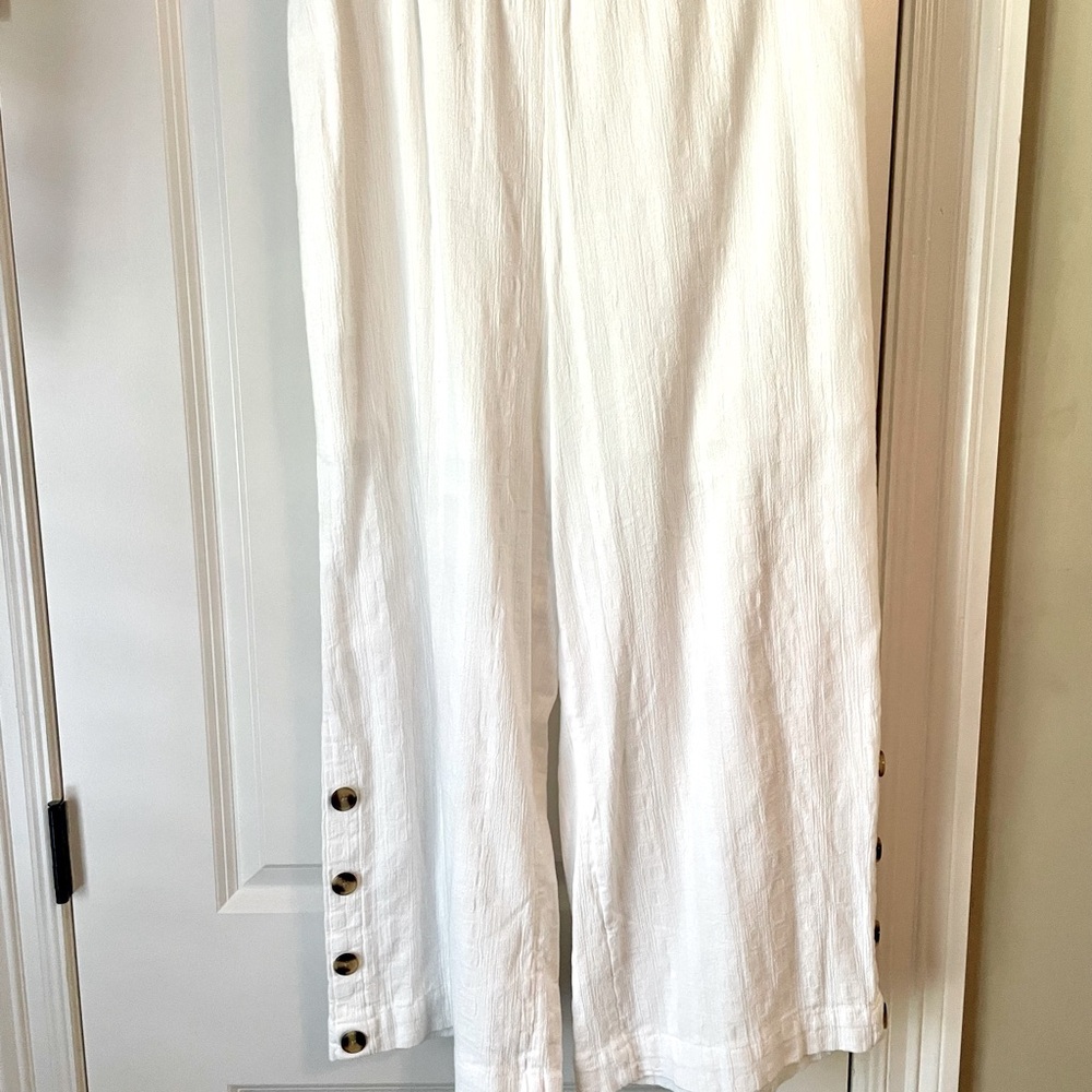 100% Cotten cropped wide leg pants. Very gently worn.